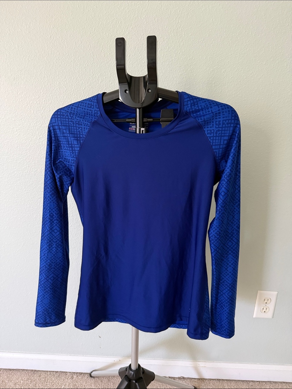Under Armour UA HeatGear -Keeps You Cool - Long Sleeves Athletic Tee  Royal Blue - Picture 2 of 9